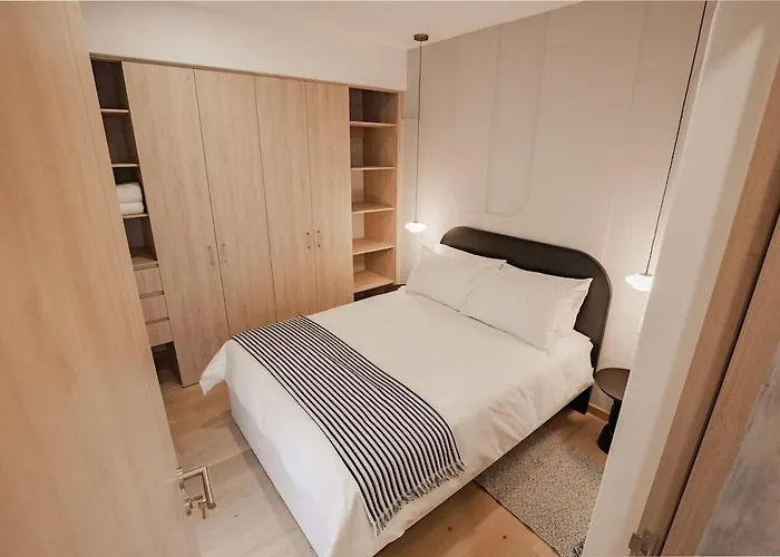 Upscale 2br 2ba, Ac, Balcony, Gym, Pool & Skydeck Apartment