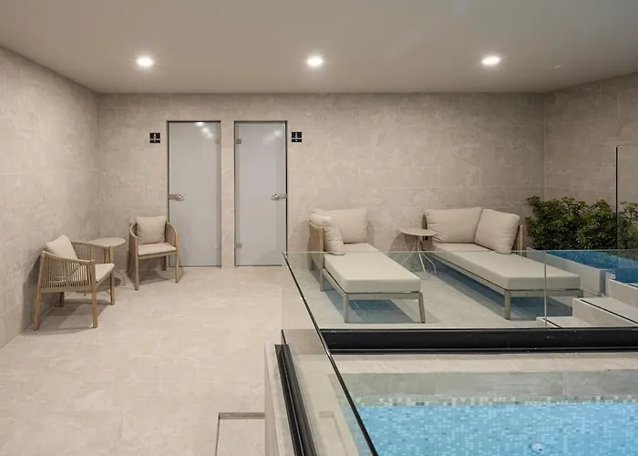 Upscale 2br 2ba, Ac, Balcony, Gym, Pool & Skydeck Apartment