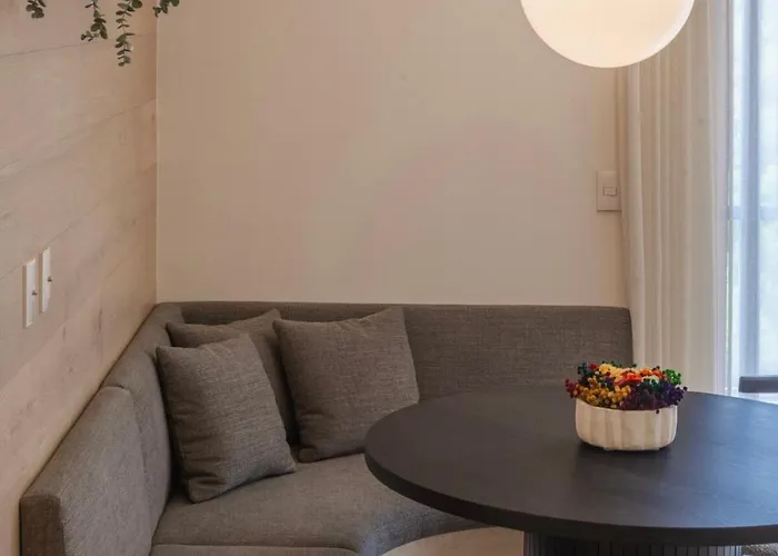 Upscale 2br 2ba, Ac, Balcony, Gym, Pool & Skydeck Apartment
