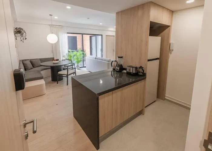 Apartment Upscale 2br 2ba, Ac, Balcony, Gym, Pool & Skydeck