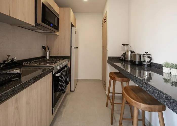 Apartment Upscale 2br 2ba, Ac, Balcony, Gym, Pool & Skydeck