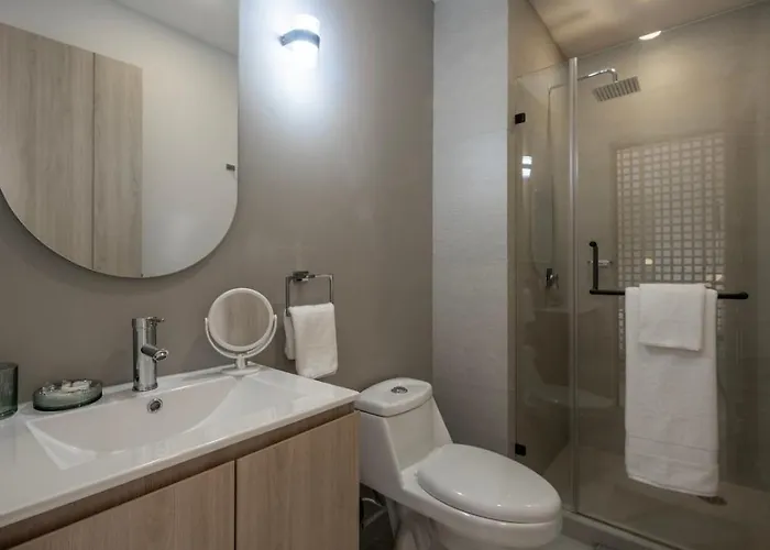 Upscale 2br 2ba, Ac, Balcony, Gym, Pool & Skydeck Apartment