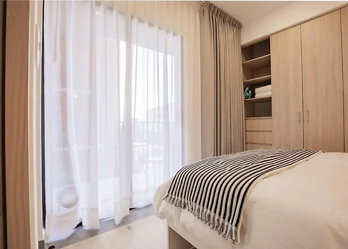 Upscale 2br 2ba, Ac, Balcony, Gym, Pool & Skydeck Apartment