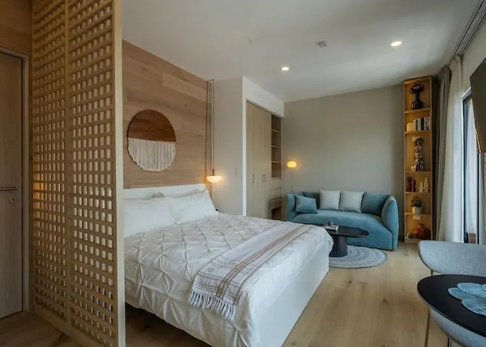 Upscale 2br 2ba, Ac, Balcony, Gym, Pool & Skydeck