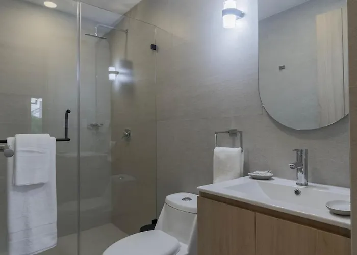 Upscale 2br 2ba, Ac, Balcony, Gym, Pool & Skydeck Apartment *