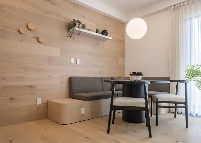 Upscale 2br 2ba, Ac, Balcony, Gym, Pool & Skydeck Apartment *