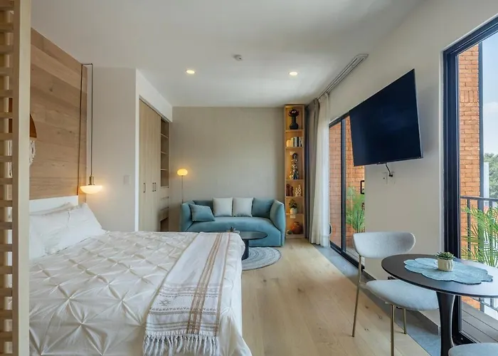 Apartment Upscale 2br 2ba, Ac, Balcony, Gym, Pool & Skydeck *