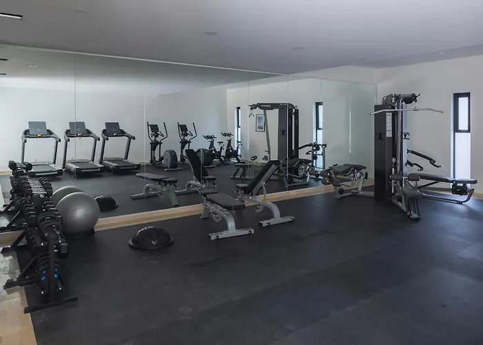 Upscale 2br 2ba, Ac, Balcony, Gym, Pool & Skydeck Apartment *