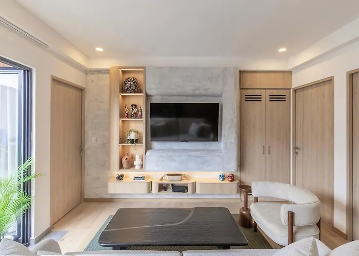 Apartment Upscale 2br 2ba, Ac, Balcony, Gym, Pool & Skydeck *