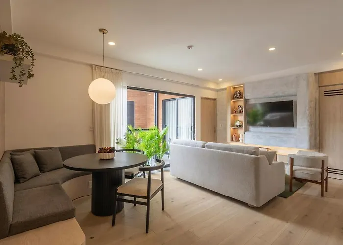 Apartment Upscale 2br 2ba, Ac, Balcony, Gym, Pool & Skydeck