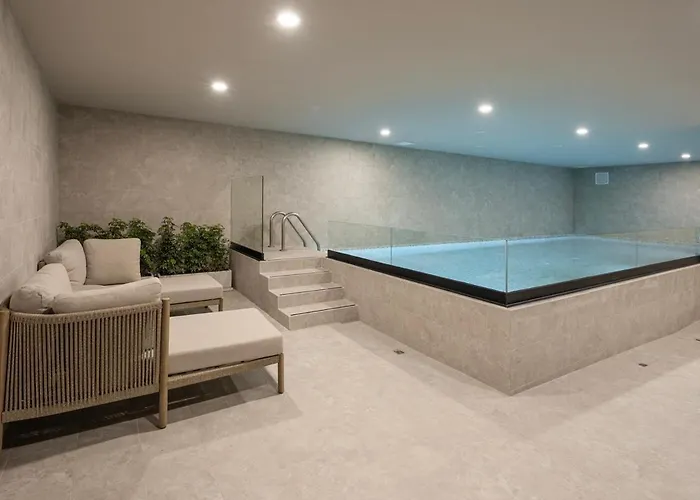 Upscale 2br 2ba, Ac, Balcony, Gym, Pool & Skydeck Apartment