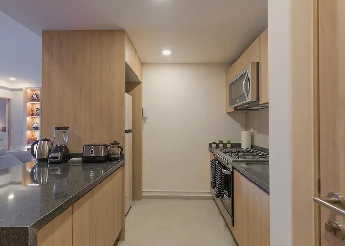 Apartment Upscale 2br 2ba, Ac, Balcony, Gym, Pool & Skydeck *