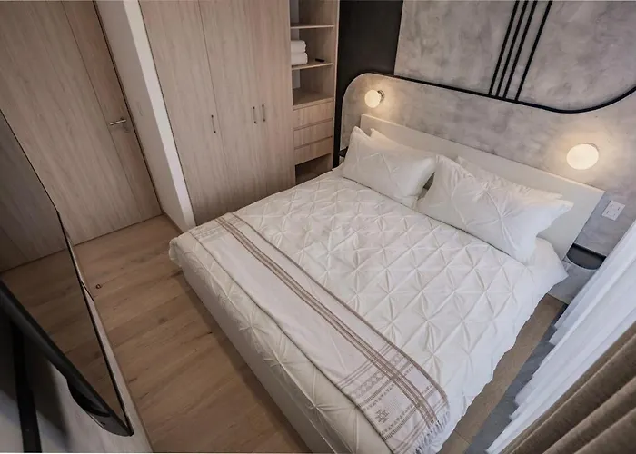 Upscale 2br 2ba, Ac, Balcony, Gym, Pool & Skydeck Apartment