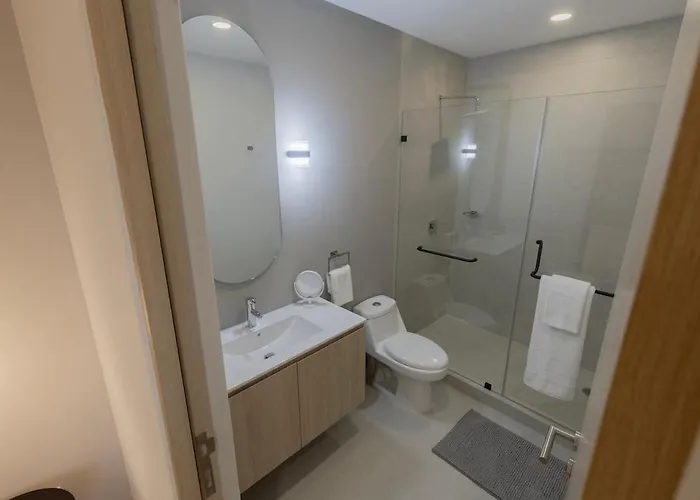 Apartment Upscale 2br 2ba, Ac, Balcony, Gym, Pool & Skydeck *
