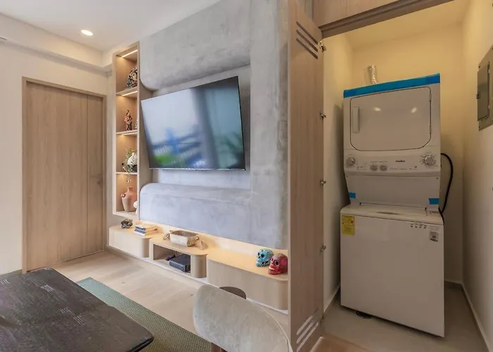 Upscale 2br 2ba, Ac, Balcony, Gym, Pool & Skydeck
